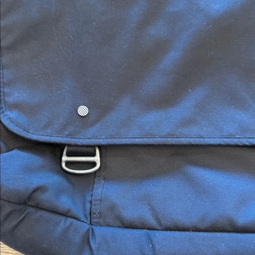 Tumi T-Tech Essentials Messenger Bag